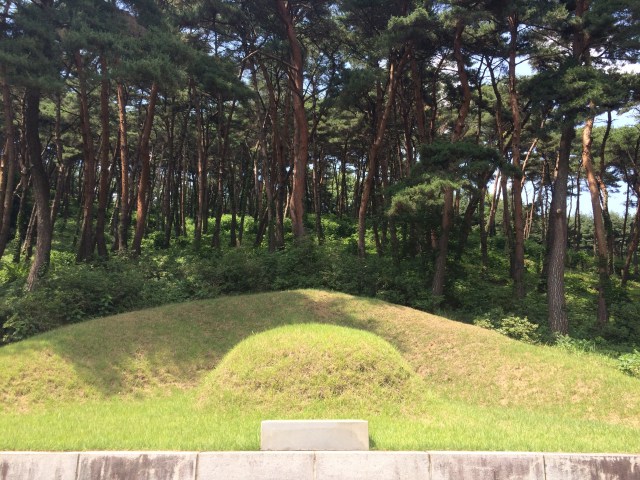 Yi Meon's grave