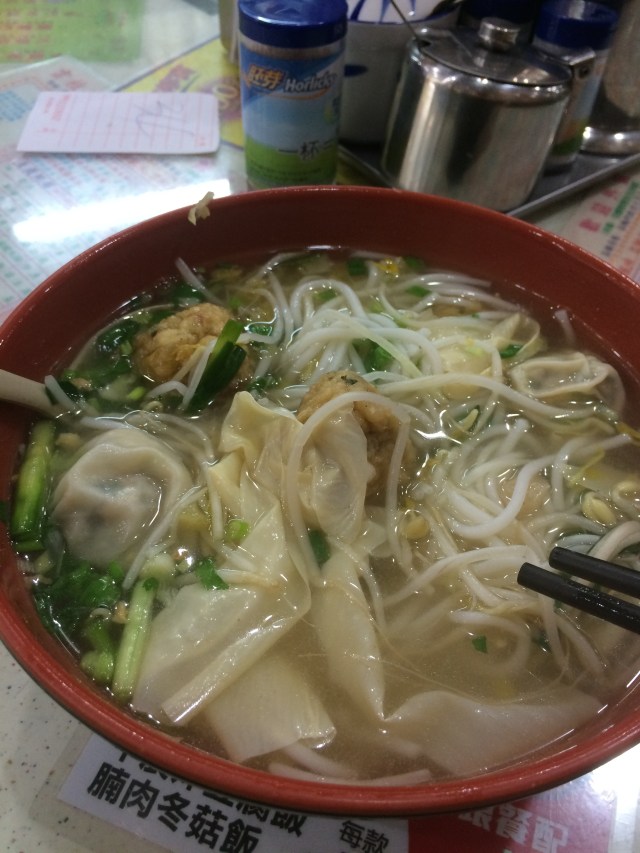 noodles with bean sprouts, onions, shrimp dumplings, and fish cakes