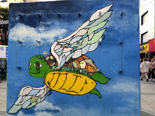 there are little walls in the middle of a shopping area that people can paint