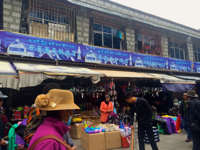 stores lined the perimeter around the palace